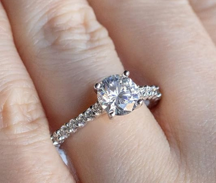 Anillo Moisannita